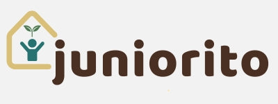 Logo von Juniorito – ein stilisiertes, nach rechts geöffnetes Haus mit einer Kindersilhouette und einem Blatt im Inneren. Symbol für Geborgenheit, Wachstum und kindgerechtes Design.