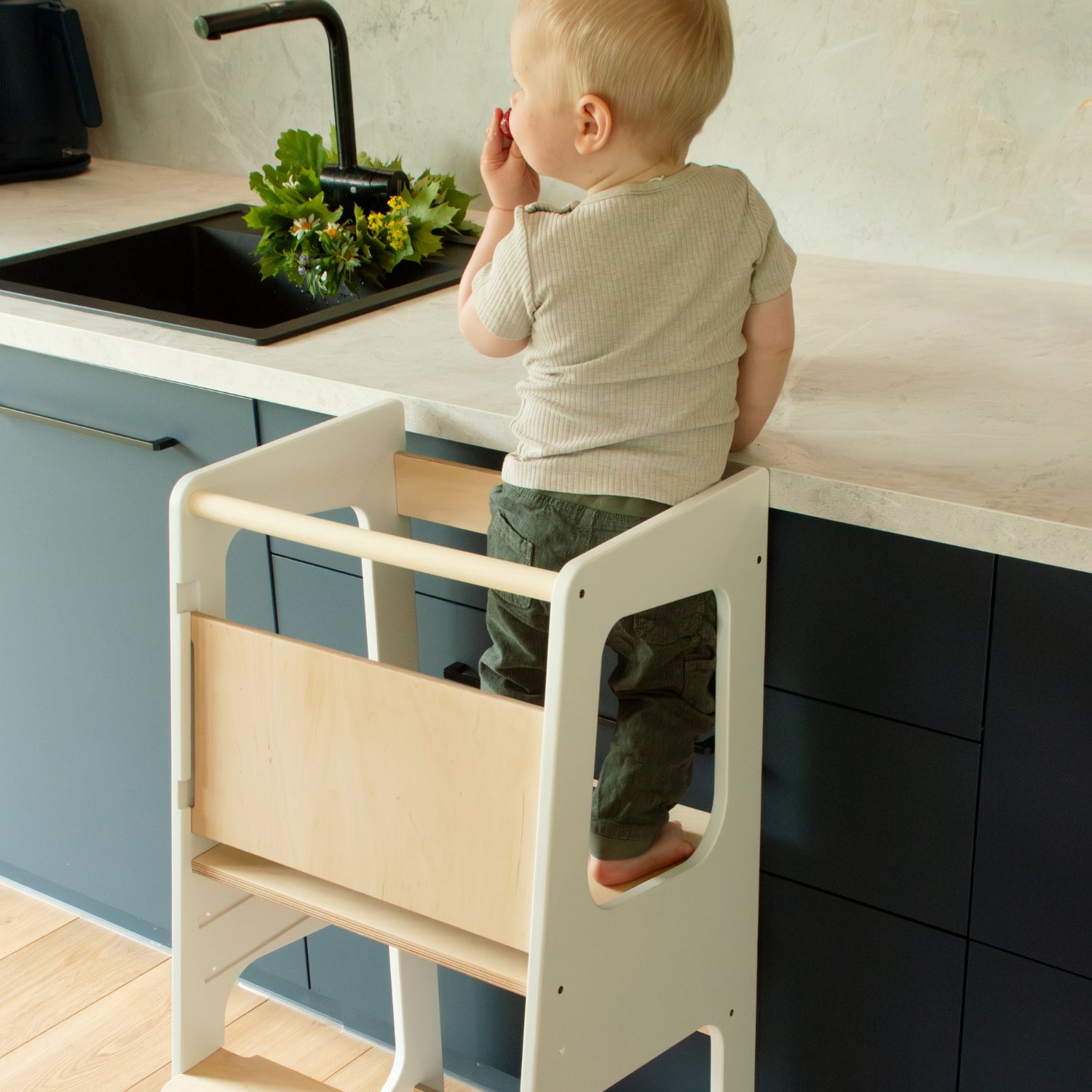 Kippsicherer Lernturm mit Rausfallschutz