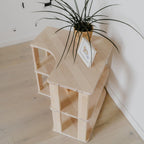 Das Kinderregal mit 3 Ablagen komplett geölt von oben fotografiert. Die natürlichen Maserungen sind deutlich erkennbar und fügen sich harmonisch ein.