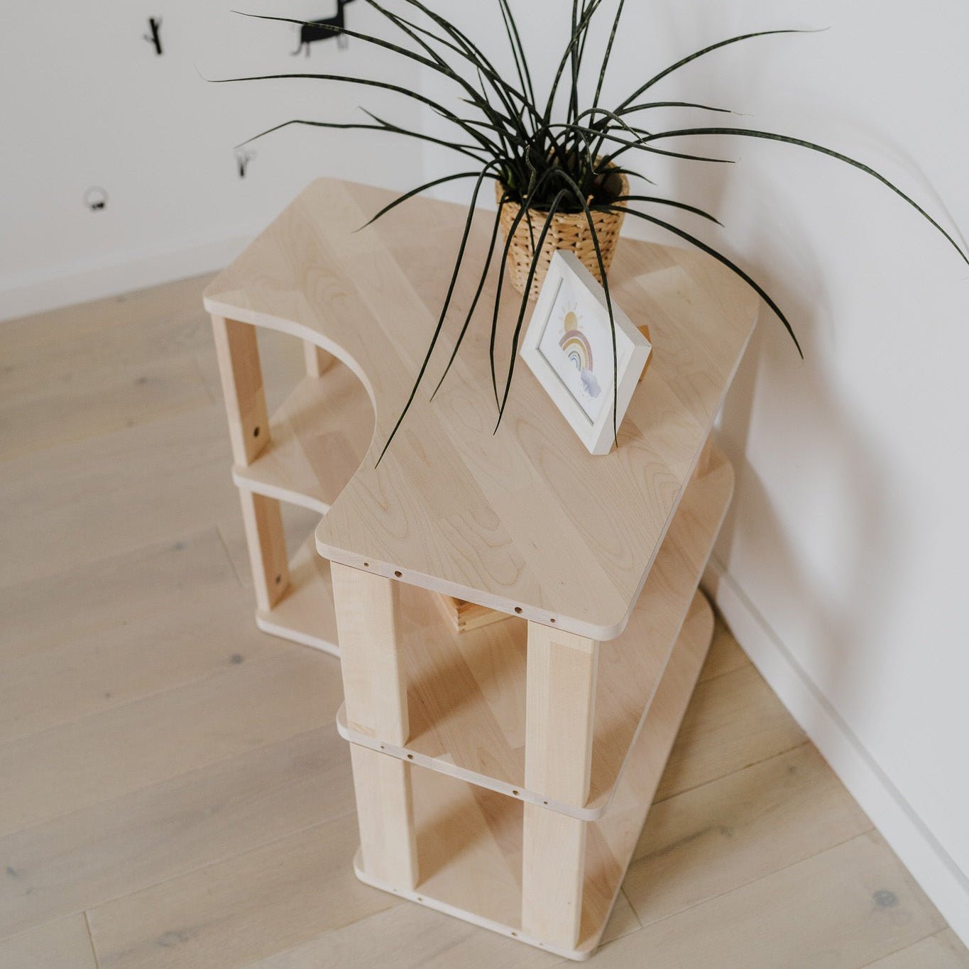 Das Kinderregal mit 3 Ablagen komplett geölt von oben fotografiert. Die natürlichen Maserungen sind deutlich erkennbar und fügen sich harmonisch ein.