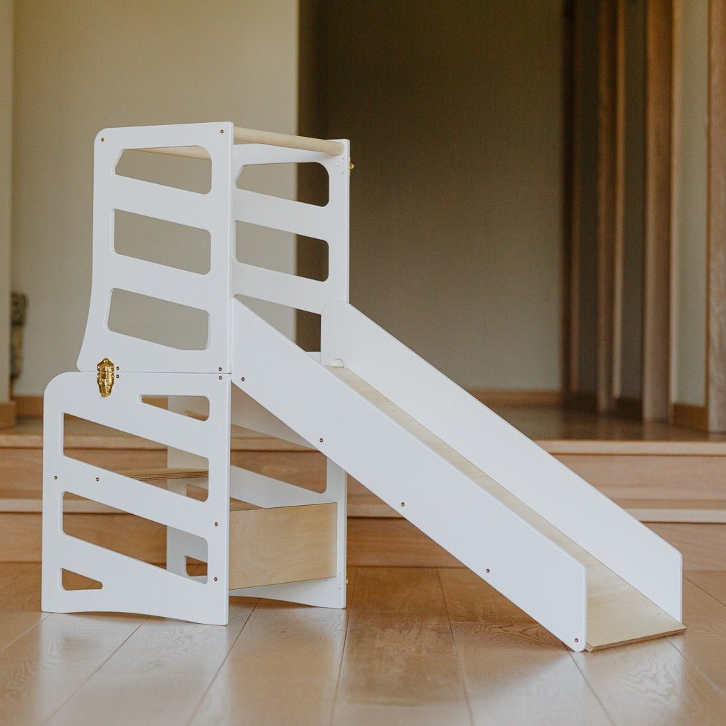 var:weiß-lernturm-rutsche / var:weiß-lernturm-rutsche-hocker / Der weiße Lernturm mit Rutsche im Streifen-Design im Fokus.