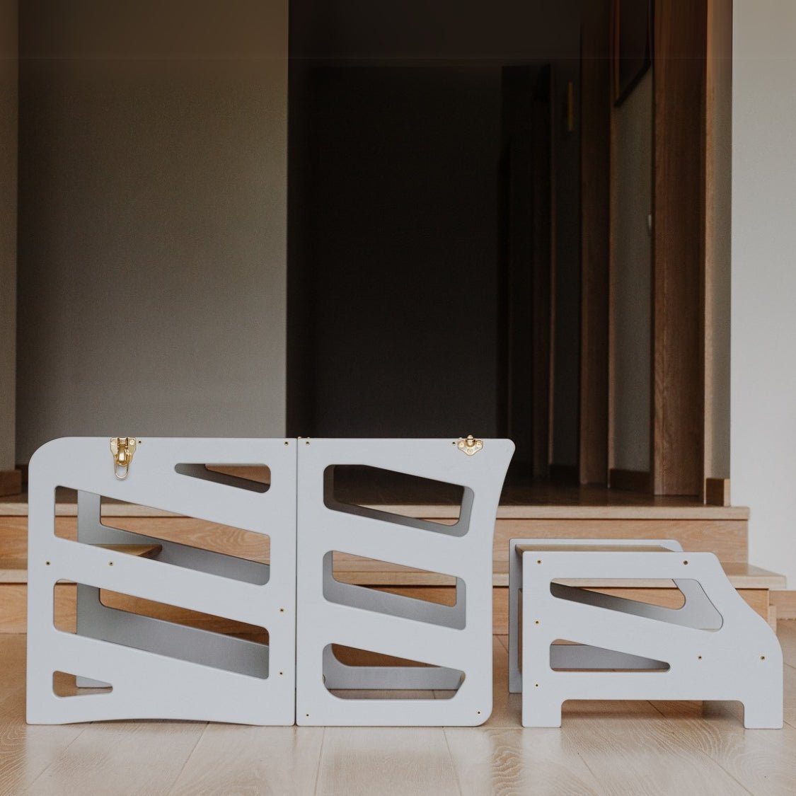 var:grau-lernturm-hocker / var:grau-lernturm-rutsche-hocker / Der graue Lernturm im Streifen-Design, umgebaut zum Kindertisch und passendem Extra-Hocker.