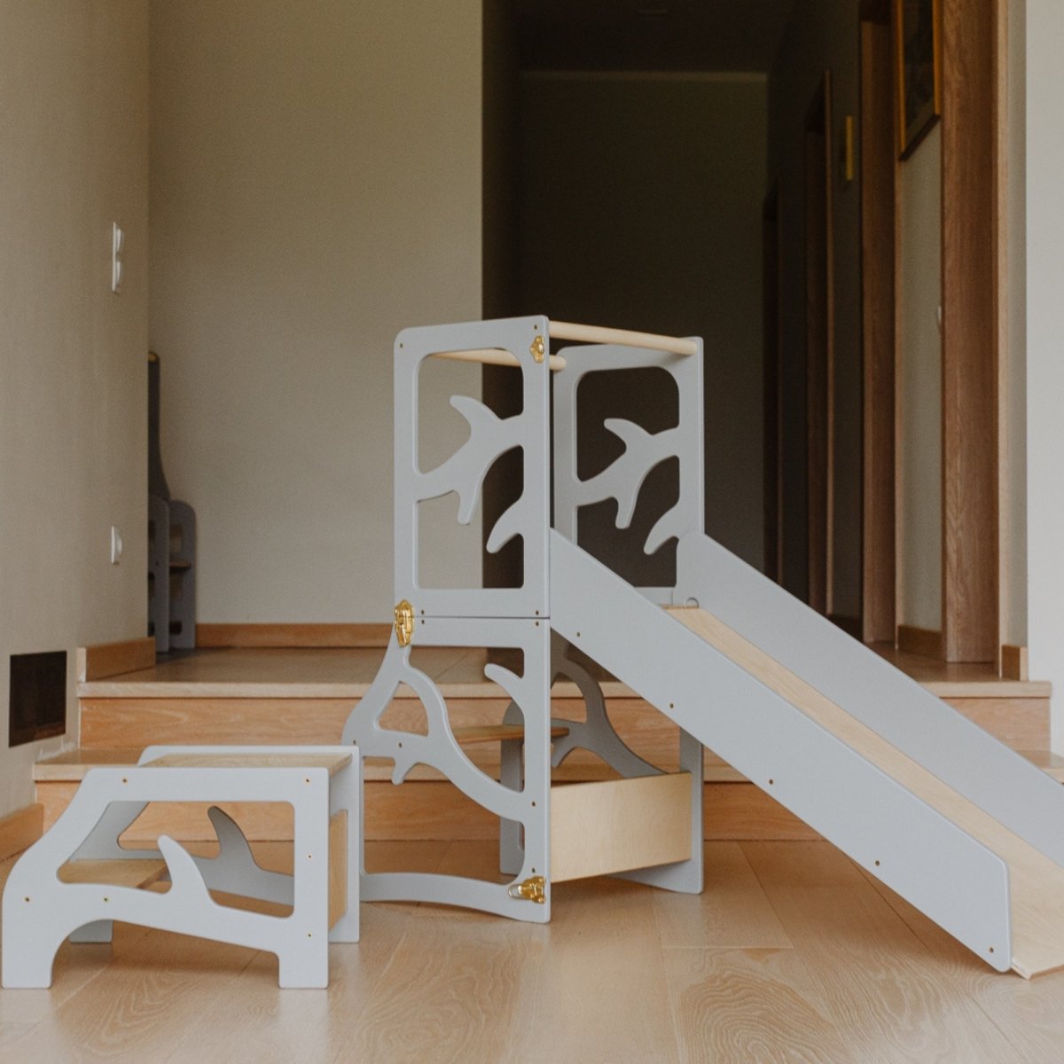 4in1 Lernturm mit Tisch, Rutsche & Tritthocker - Baum - Design - Grau - Juniorito