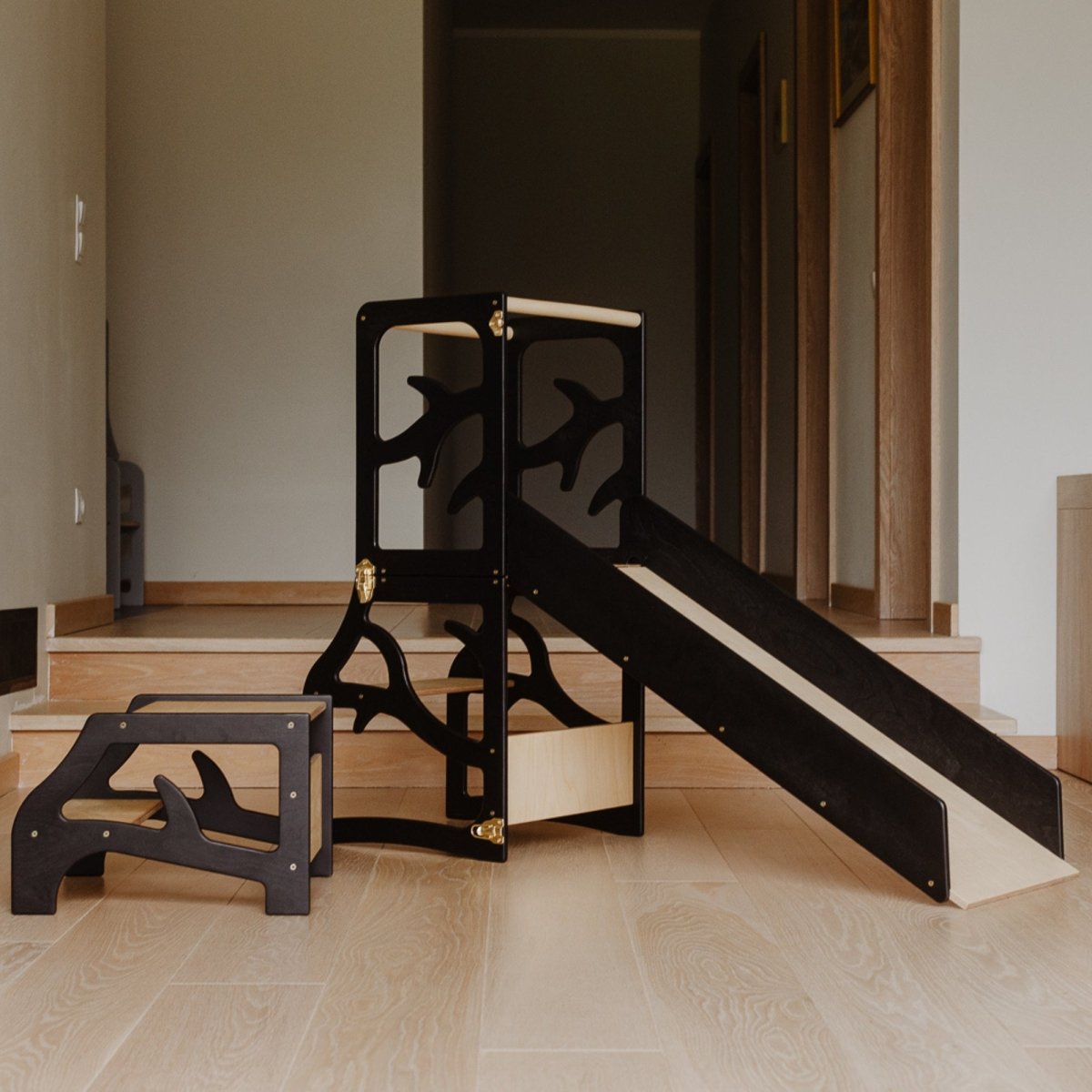 4in1 Lernturm mit Tisch, Rutsche & Tritthocker - Baum - Design - Schwarz - Juniorito