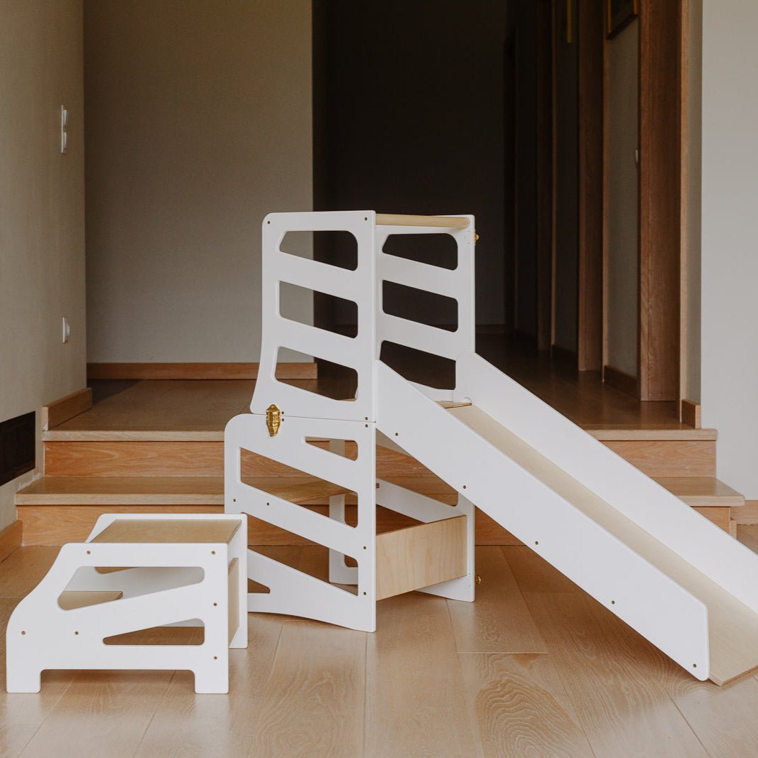 var:weiß-lernturm-rutsche-hocker / Der weiße 4in1 Lernturm im Streifen-Design mit Rutsche und Extra-Hocker im Fokus.