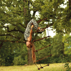 Ein Kind hängt mit den Beinen an den obersten Holzsprossen der Strickleiter Größe L in braun kopfüber herunter und hält sich an den robusten Seilen fest.