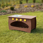 Unsere Matschküche steht im Garten auf dem Rasen zentriert im Bild.