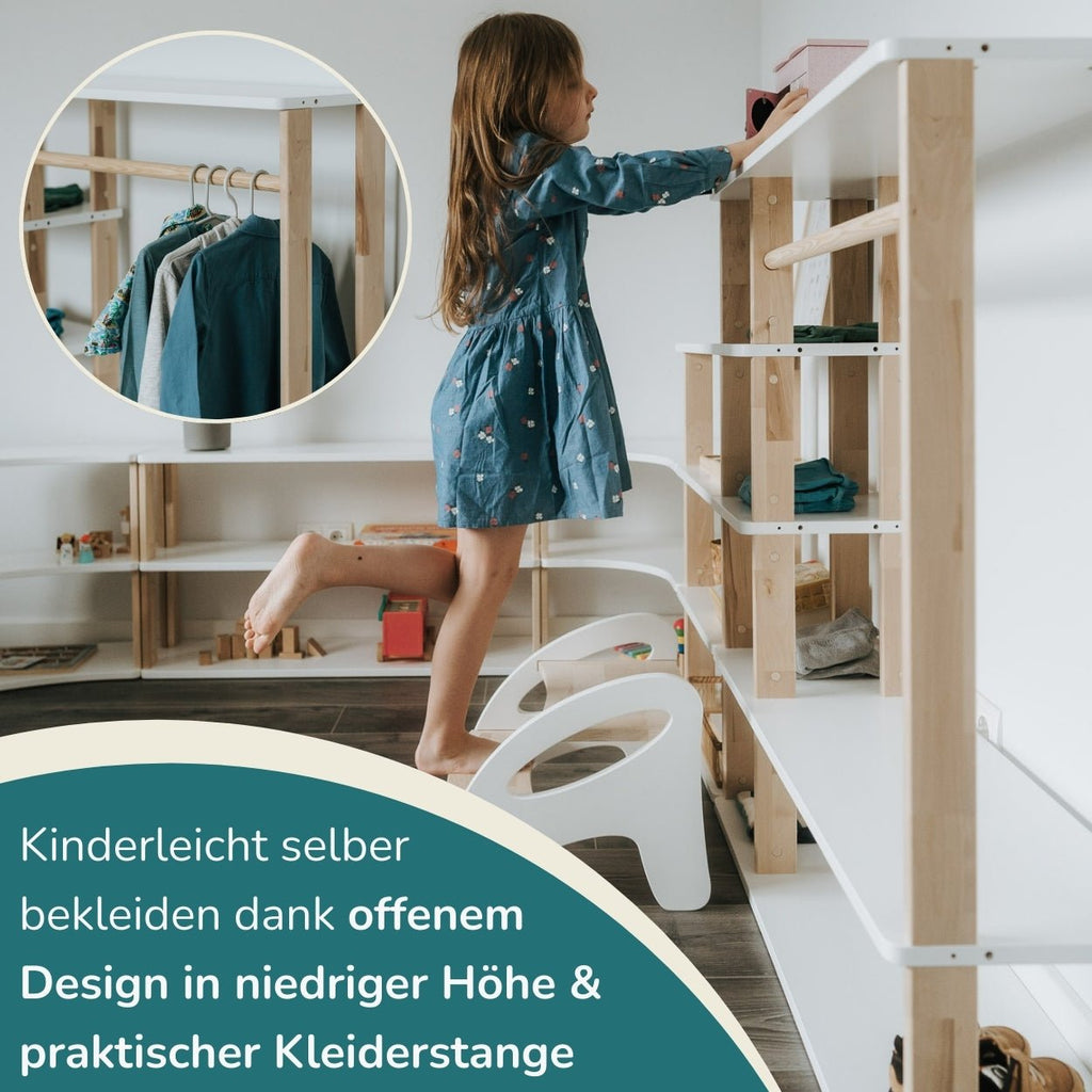 EIn Kind steht auf einem Hocker vor dem Montessori Kleiderschrank und verstaut eine Kiste auf der Montessori Garderobe. Neben dem Kind eine Nahaufnahme der Kleiderstange in Kreisform und unten links der Text "Kinderleicht selber bekleiden dank offenem Design in niedriger Höhe & praktischer Kleiderstange"