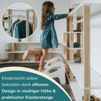EIn Kind steht auf einem Hocker vor dem Montessori Kleiderschrank und verstaut eine Kiste auf der Montessori Garderobe. Neben dem Kind eine Nahaufnahme der Kleiderstange in Kreisform und unten links der Text "Kinderleicht selber bekleiden dank offenem Design in niedriger Höhe & praktischer Kleiderstange"