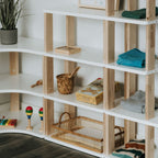 Nahaufnahme von Montessori Regalen der MODURA-Kollektion