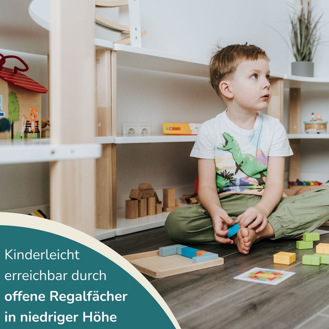 Ein Kleinkind sitzt auf dem Boden des Kinderzimmers vor einem Kinderregal aus Massivholz und spielt mit Bausteinen. Unten links Banner mit Text;: "Kinderleicht erreichbar durch offene Regalfächer in niedriger Höhe".