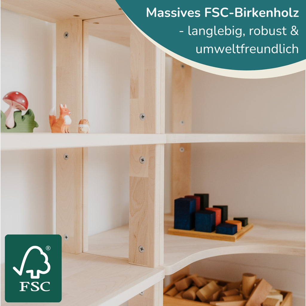Nahaufnahme des geölten Eckregales für Kinder mit angeordneten Holzspielzeugen. Unten links ein FSC-Logo, oben rechts der Text "Massives FSC-Birkenholz - langlebig, robust & umweltfreundlich".