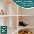 Nahaufnahme des geölten Eckregales für Kinder mit angeordneten Holzspielzeugen. Unten links ein FSC-Logo, oben rechts der Text "Massives FSC-Birkenholz - langlebig, robust & umweltfreundlich".