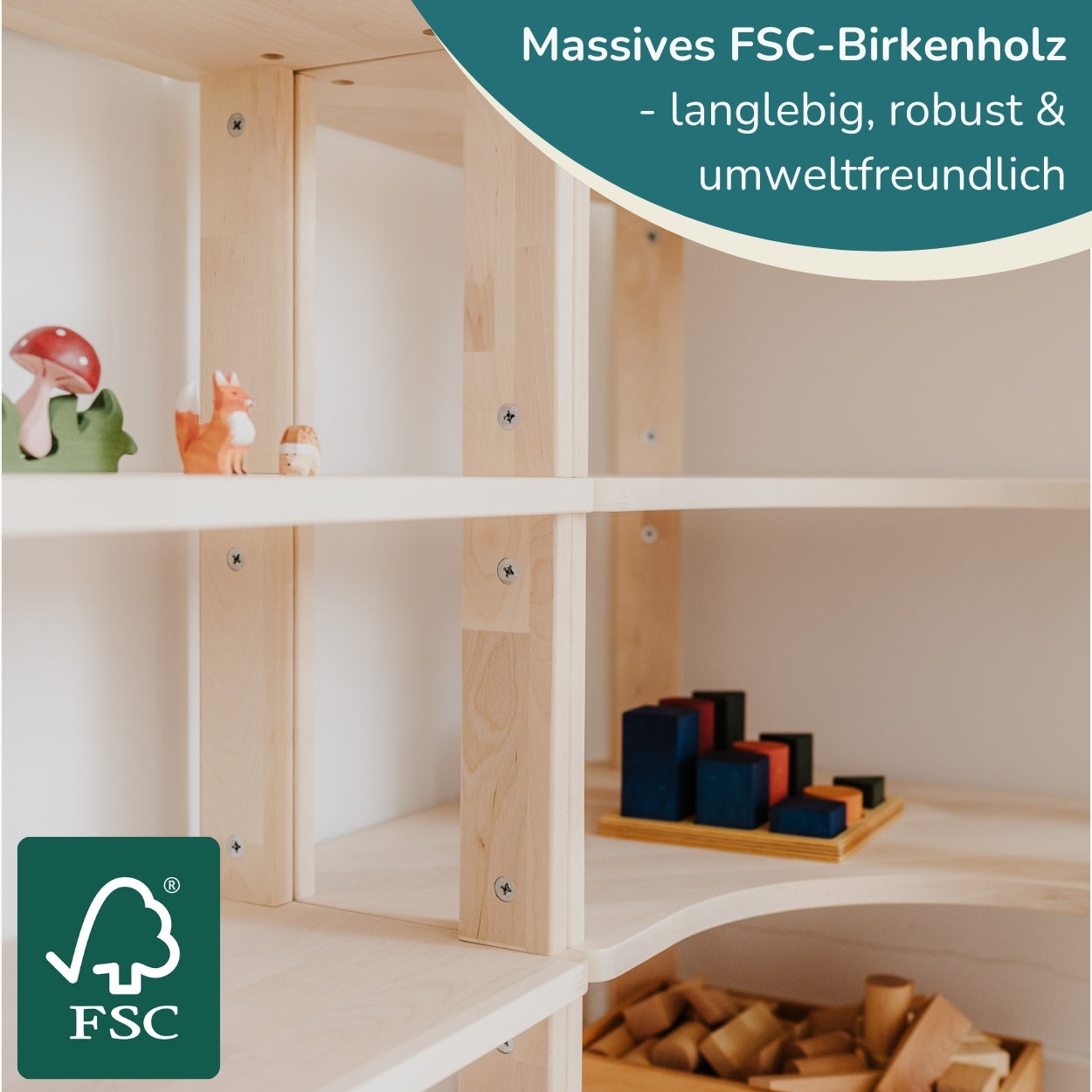 Nahaufnahme des geölten Eckregales für Kinder mit angeordneten Holzspielzeugen. Unten links ein FSC-Logo, oben rechts der Text "Massives FSC-Birkenholz - langlebig, robust & umweltfreundlich".