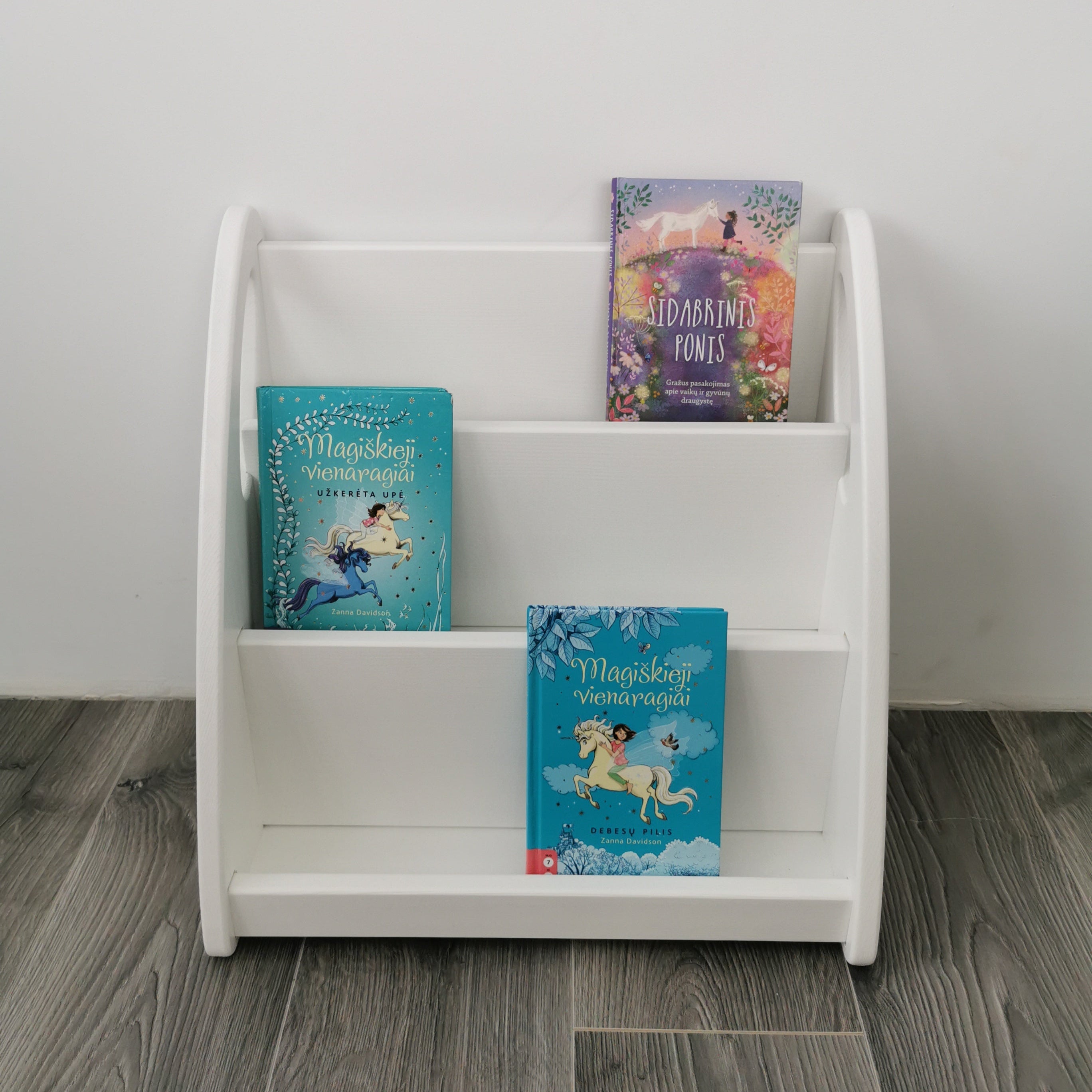 Unser Montessori bücherregal in Weiß, frontal aufgenommen.