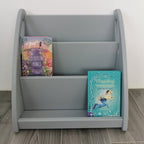 Unser Bücherregal nach Montessori in Grau lackiert, frontal aufgenommen.