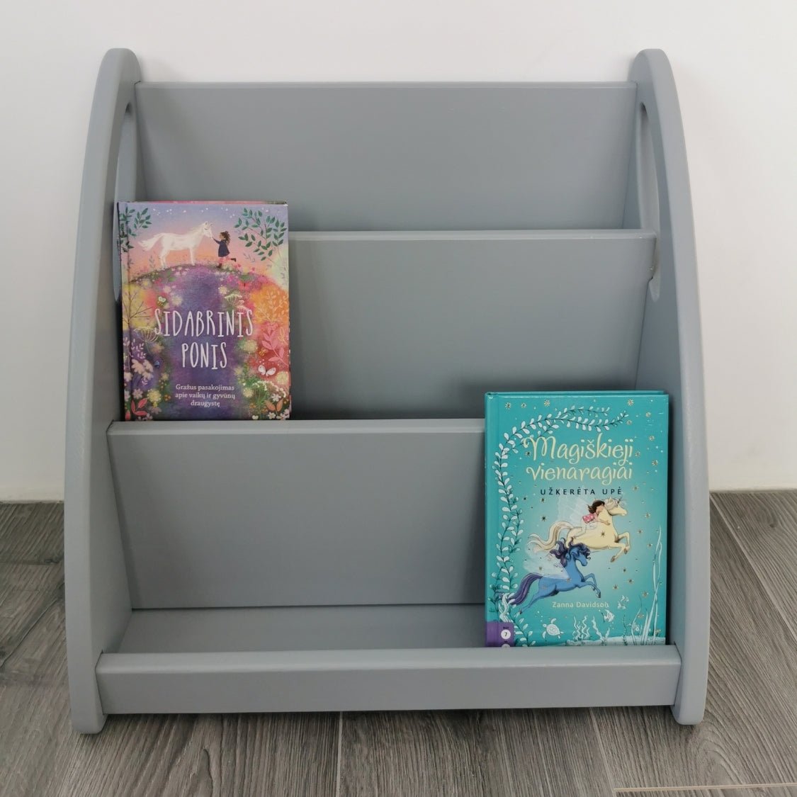 Unser Bücherregal nach Montessori in Grau lackiert, frontal aufgenommen.