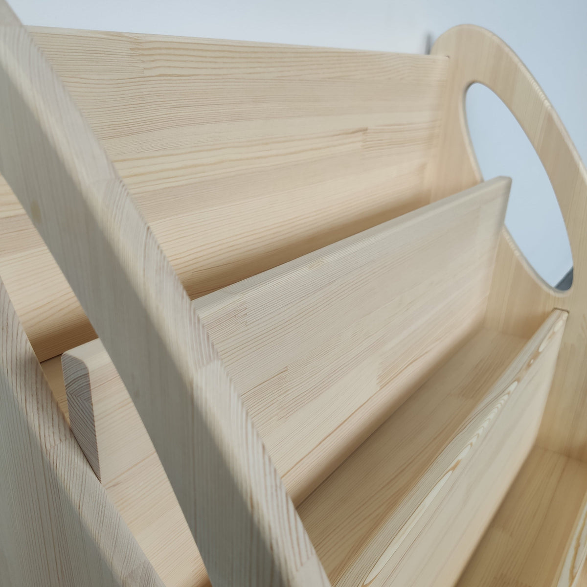 Montessori Bücherregal | HARMONIA - Höhe: 57 cm | Länge: 54 cm | Tiefe: 37 cm - Klares Öl - Juniorito