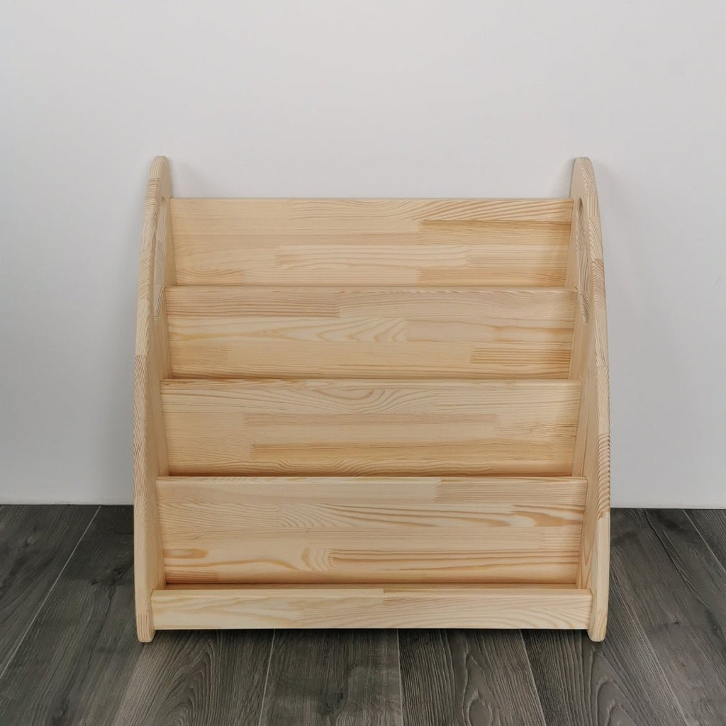 Unser naturbelassenes Montessori Bücherregal, frontal aufgenommen ohne Inhalt.