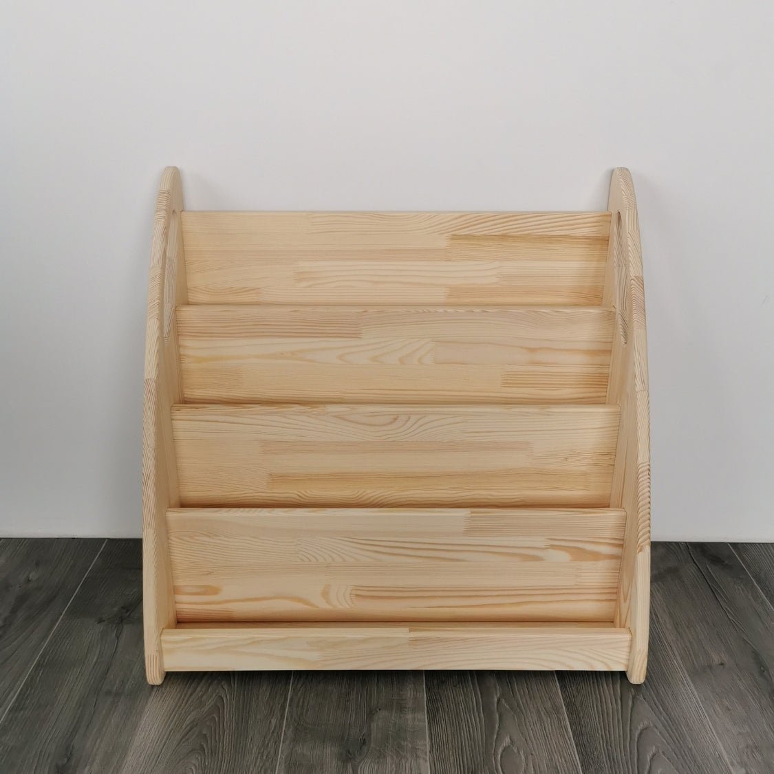 Unser naturbelassenes Montessori Bücherregal, frontal aufgenommen ohne Inhalt.