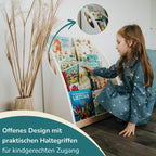 Ein Kind holt ein Buch aus dem Montessori Bücherregal. Text im Bild: "Offenes Design mit praktischen Haltegriffen für kindgerechten Zugang"