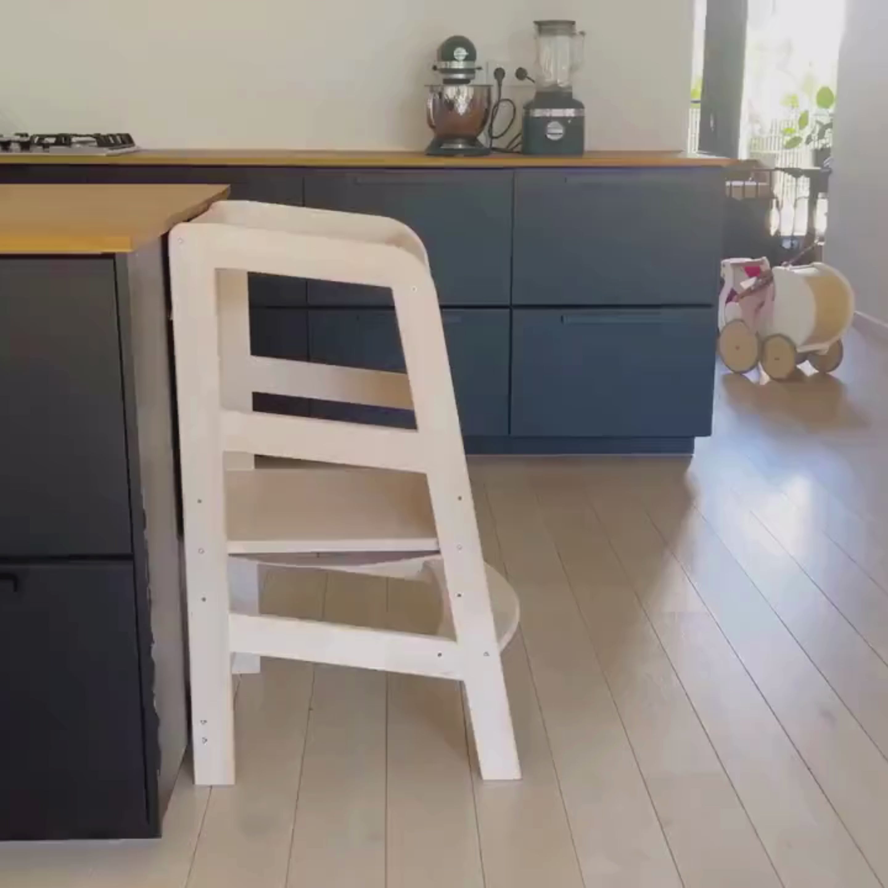 Ein Video welches Nahaufnahmen des Lernturmes zeigt und wie man den Rausfallschutz aus Baumwolle an- & abmontiert.