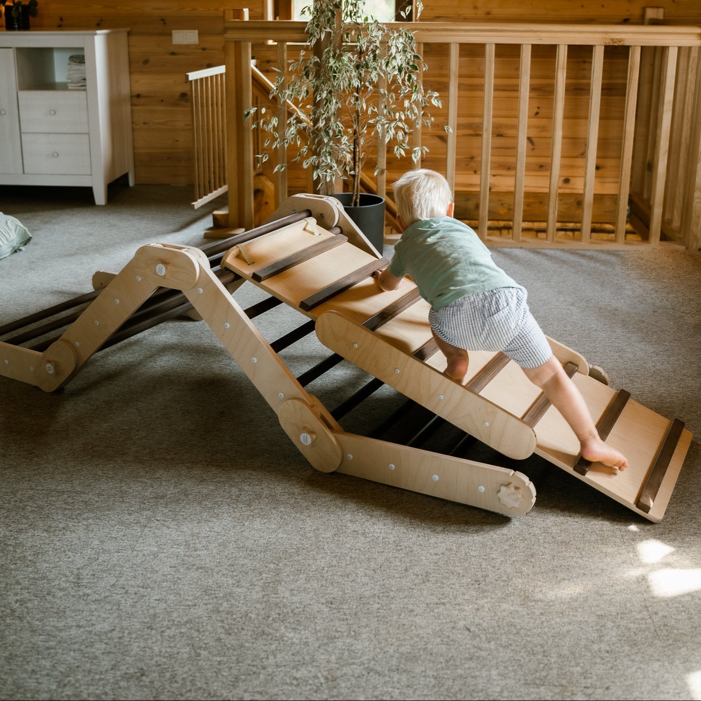 Verstellbares Kletterdreieck mit 2in1 - Rutsche | Braun - mit Sprossen - Juniorito