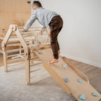 Verstellbares Kletterdreieck mit 2in1 - Rutsche | Naturell - mit blauen Sprossen - Juniorito