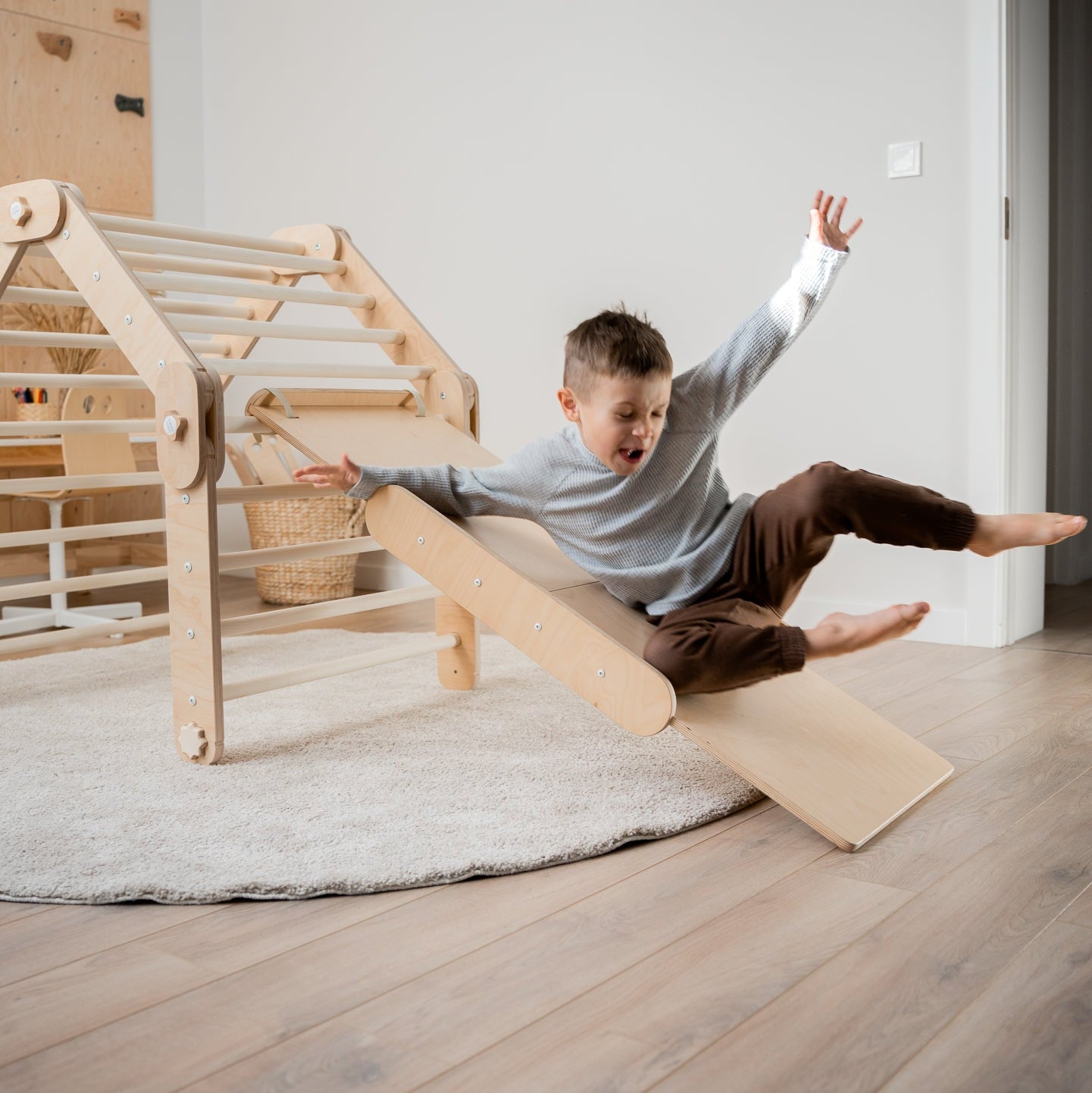 Verstellbares Kletterdreieck mit 2in1 - Rutsche | Naturell - mit blauen Sprossen - Juniorito