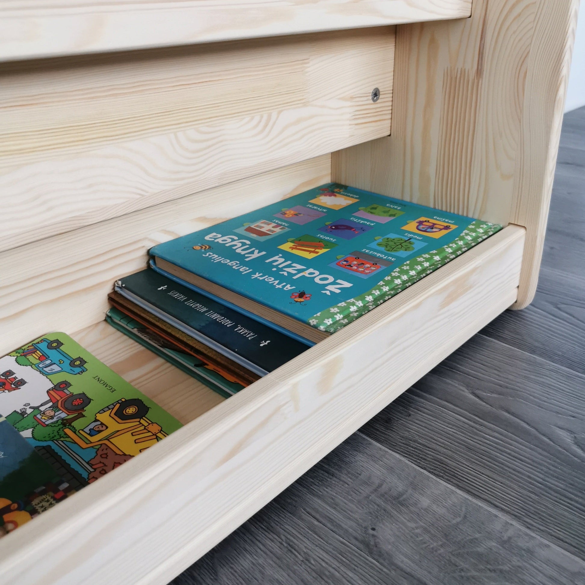 Ein zusätzlicher Stauraum für unser Montessori Bücherregal.