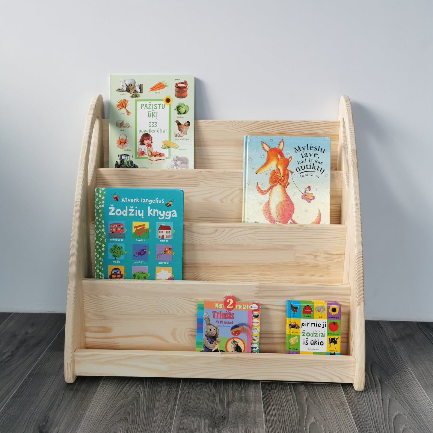 Unser Montessori Bücherregal aus naturbelassendem Holz ohne Lackierung oder Veredelung von vorne.