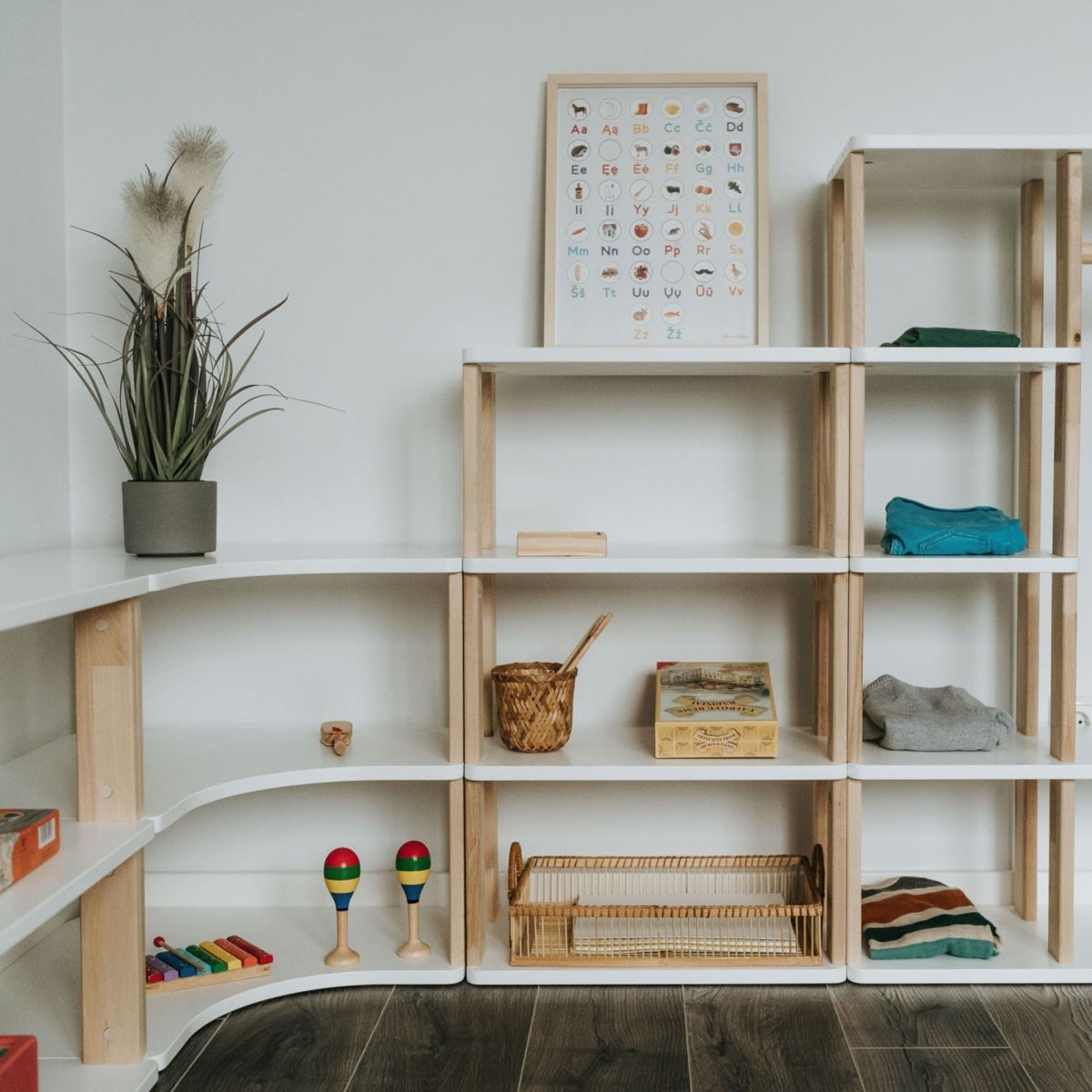 Modulares Kinderregal - Mini | 'MODURA' Kollektion - 5 Etagen (Höhe: 110 cm) - Weiß (Ablagen) + klares Öl (Seitenplanken) - Juniorito